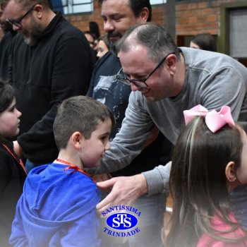 Crianças do 1º e 2º ano homenageiam os pais de forma especial e com muito amor 