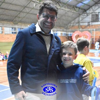 Crianças do 1º e 2º ano homenageiam os pais de forma especial e com muito amor 