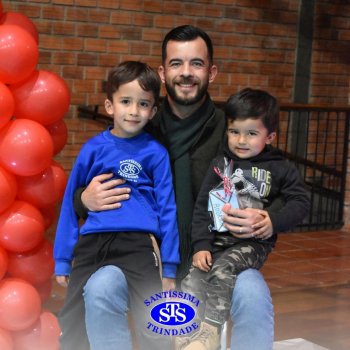 Crianças do 1º e 2º ano homenageiam os pais de forma especial e com muito amor 