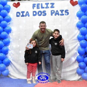 Crianças do 1º e 2º ano homenageiam os pais de forma especial e com muito amor 