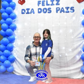 Crianças do 1º e 2º ano homenageiam os pais de forma especial e com muito amor 