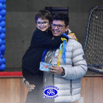 Crianças do 1º e 2º ano homenageiam os pais de forma especial e com muito amor 