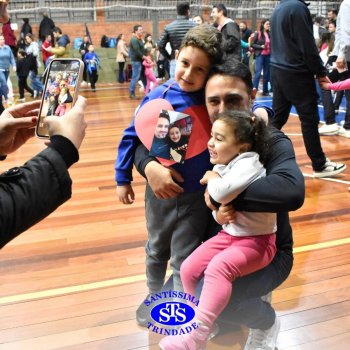 Crianças do 1º e 2º ano homenageiam os pais de forma especial e com muito amor 