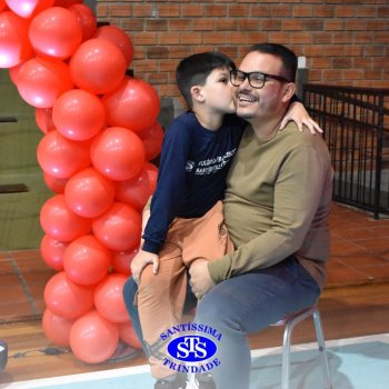 Crianças do 1º e 2º ano homenageiam os pais de forma especial e com muito amor 