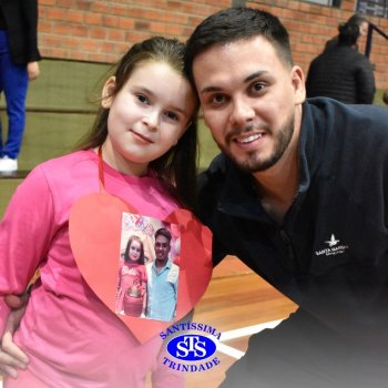 Crianças do 1º e 2º ano homenageiam os pais de forma especial e com muito amor 