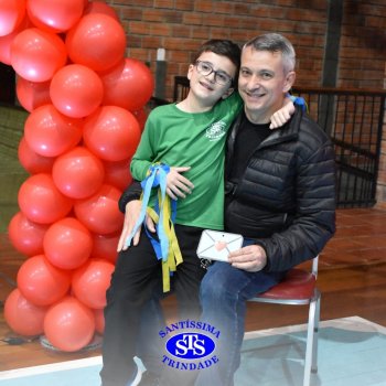Crianças do 1º e 2º ano homenageiam os pais de forma especial e com muito amor 