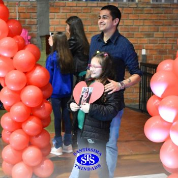 Crianças do 1º e 2º ano homenageiam os pais de forma especial e com muito amor 