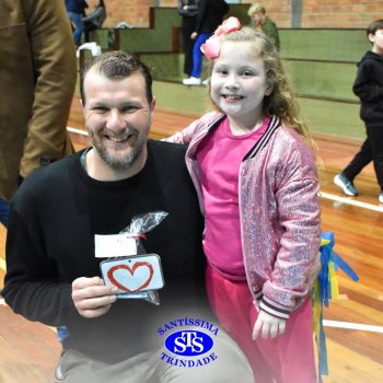 Crianças do 1º e 2º ano homenageiam os pais de forma especial e com muito amor 
