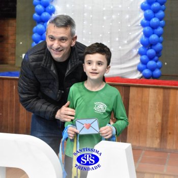 Crianças do 1º e 2º ano homenageiam os pais de forma especial e com muito amor 