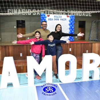 Crianças do 1º e 2º ano homenageiam os pais de forma especial e com muito amor 
