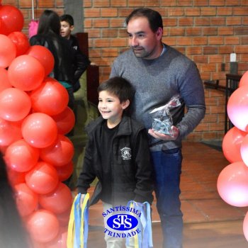 Crianças do 1º e 2º ano homenageiam os pais de forma especial e com muito amor 
