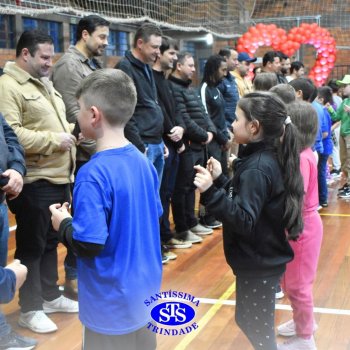 3º e 4º ano vivem momentos especiais ao lado dos pais durante homenagens no Colégio