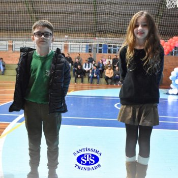 3º e 4º ano vivem momentos especiais ao lado dos pais durante homenagens no Colégio