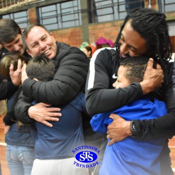 3º e 4º ano vivem momentos especiais ao lado dos pais durante homenagens no Colégio
