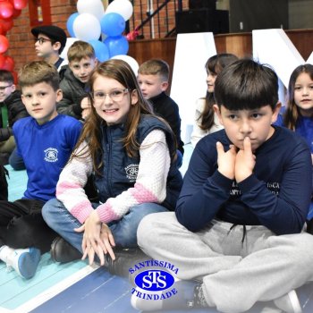 3º e 4º ano vivem momentos especiais ao lado dos pais durante homenagens no Colégio