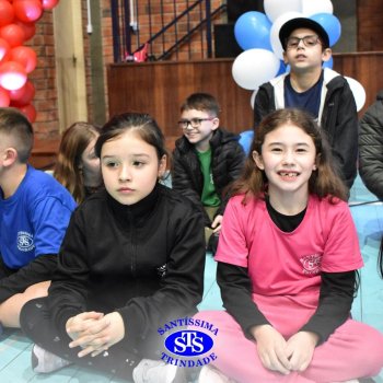 3º e 4º ano vivem momentos especiais ao lado dos pais durante homenagens no Colégio