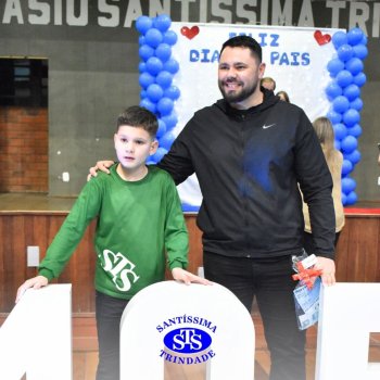 3º e 4º ano vivem momentos especiais ao lado dos pais durante homenagens no Colégio