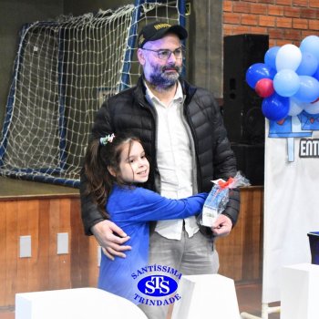 3º e 4º ano vivem momentos especiais ao lado dos pais durante homenagens no Colégio