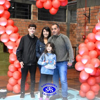 3º e 4º ano vivem momentos especiais ao lado dos pais durante homenagens no Colégio