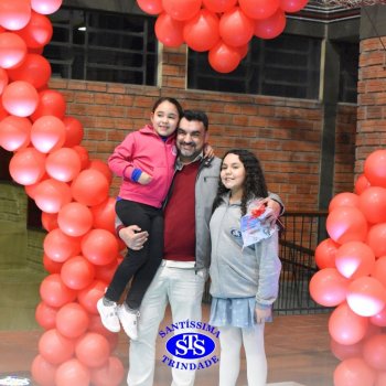 3º e 4º ano vivem momentos especiais ao lado dos pais durante homenagens no Colégio