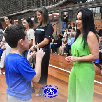 Conexão entre mães e filhos fica evidente nas homenagens do 3º e 4º anos