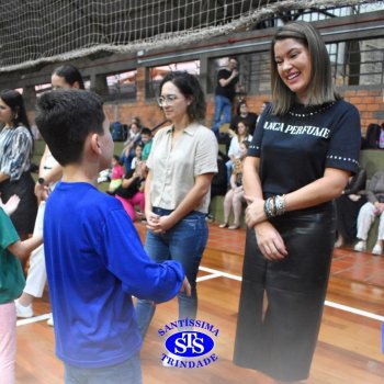 Conexão entre mães e filhos fica evidente nas homenagens do 3º e 4º anos
