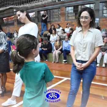 Conexão entre mães e filhos fica evidente nas homenagens do 3º e 4º anos