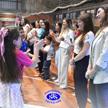 Conexão entre mães e filhos fica evidente nas homenagens do 3º e 4º anos