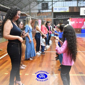 Conexão entre mães e filhos fica evidente nas homenagens do 3º e 4º anos