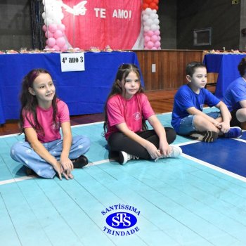Conexão entre mães e filhos fica evidente nas homenagens do 3º e 4º anos