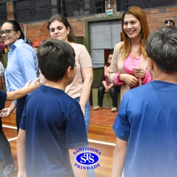 Conexão entre mães e filhos fica evidente nas homenagens do 3º e 4º anos