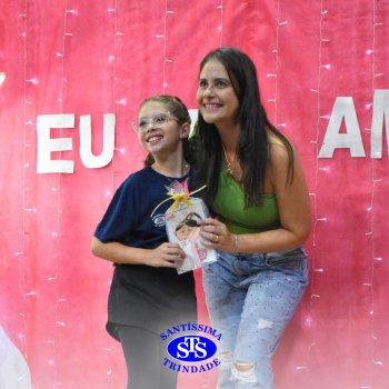 Conexão entre mães e filhos fica evidente nas homenagens do 3º e 4º anos