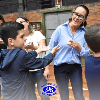 Conexão entre mães e filhos fica evidente nas homenagens do 3º e 4º anos