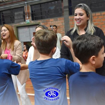 Conexão entre mães e filhos fica evidente nas homenagens do 3º e 4º anos