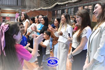 Conexão entre mães e filhos fica evidente nas homenagens do 3º e 4º anos