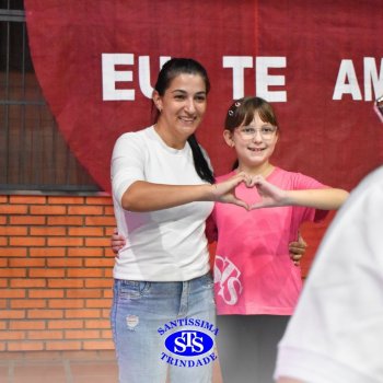 Conexão entre mães e filhos fica evidente nas homenagens do 3º e 4º anos