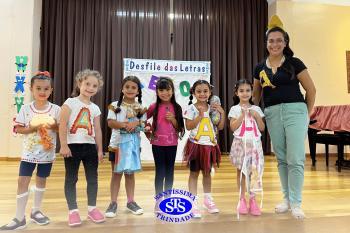 Desfile das Letras dos alunos do Infantil 5