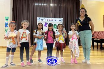 Desfile das Letras dos alunos do Infantil 5