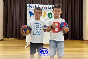 Desfile das Letras dos alunos do Infantil 5