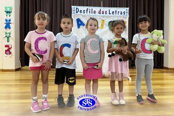 Desfile das Letras dos alunos do Infantil 5