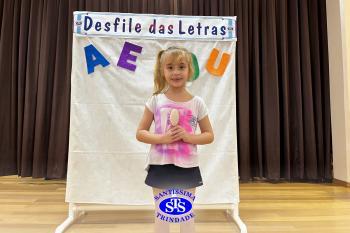 Desfile das Letras dos alunos do Infantil 5