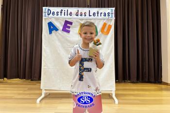 Desfile das Letras dos alunos do Infantil 5