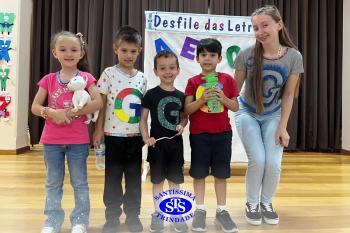 Desfile das Letras dos alunos do Infantil 5