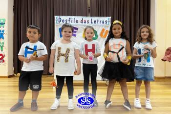 Desfile das Letras dos alunos do Infantil 5