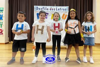 Desfile das Letras dos alunos do Infantil 5