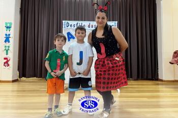 Desfile das Letras dos alunos do Infantil 5