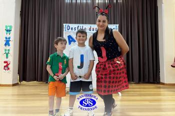 Desfile das Letras dos alunos do Infantil 5