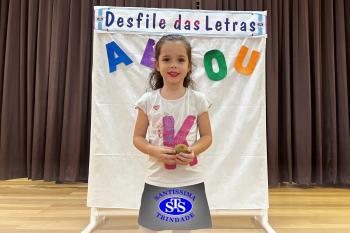 Desfile das Letras dos alunos do Infantil 5