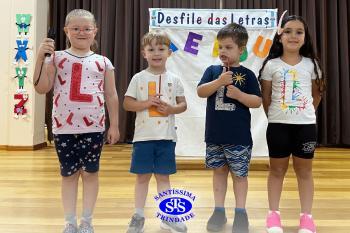 Desfile das Letras dos alunos do Infantil 5