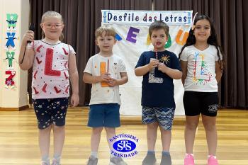 Desfile das Letras dos alunos do Infantil 5